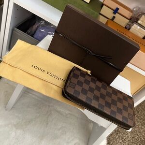 Louis Vuitton Zippy wallet in Damier Ebene